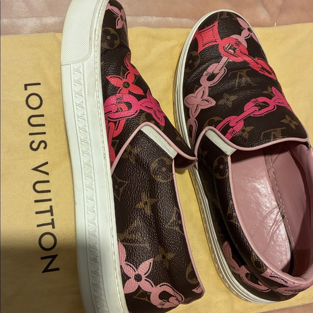 Louis Vuitton logo sneakers. - Picture 5 of 10